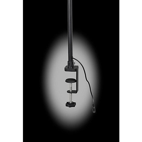 Schwarze Tischklemme mit schwarzem Arm und Kabel, Detailaufnahme, heller Hintergrund.