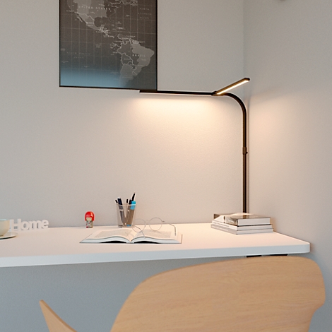 Schreibtisch mit Lampe und Dekoration. Buch und Stifte auf weißer Oberfläche. Holzstuhl.