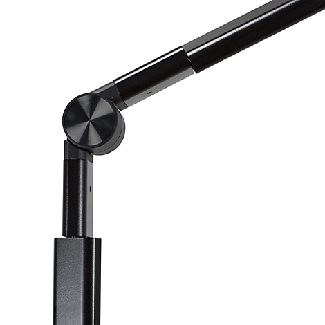 Detailopname van een zwarte, metalen scharnierconstructie met schroeven en verbindingen. De elementen zijn afgezet tegen een witte achtergrond.