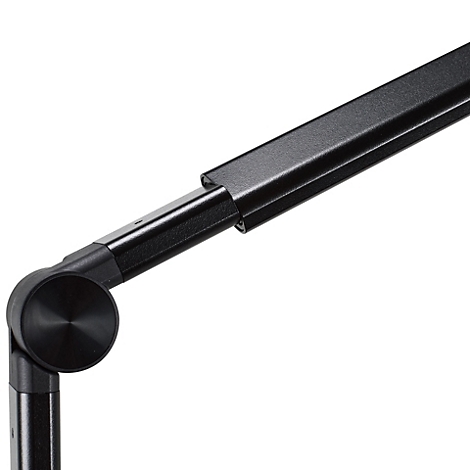Detailopname van een zwarte, draaibare LED-bureau lamp; focus op gewricht, giek en arm.