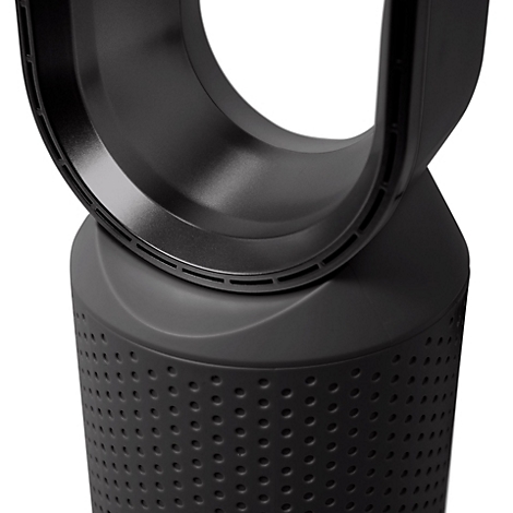 Detailopname van een zwarte torenventilator. De bovenste ring staat op een cilindrische basis met gaten.