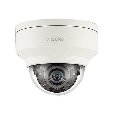 Weiße Wisenet-Überwachungskamera mit halbkugelförmiger Glaskuppel, das Objektiv zeigt nach unten.