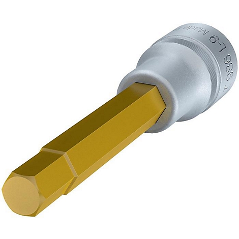 Ein goldener Inbus-Bit in einem grauen Steckschlüssel. Der Bit hat eine sechseckige Form, der Steckschlüssel eine geriffelte Oberfläche.