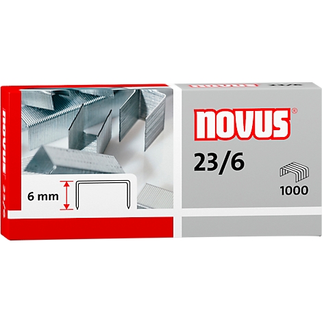 Nahaufnahme einer Tackerklammer-Packung von Novus. Auf dem grauen Karton steht 'Novus 23/6'. Daneben eine Skizze der Klammern und '1000'.