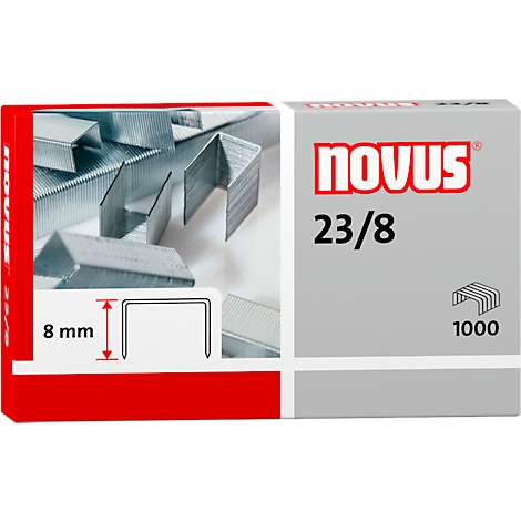 Graue Kartonverpackung mit Heftklammern und der Aufschrift "novus 23/8". Links eine Nahaufnahme der Klammern, 8 mm Größe.