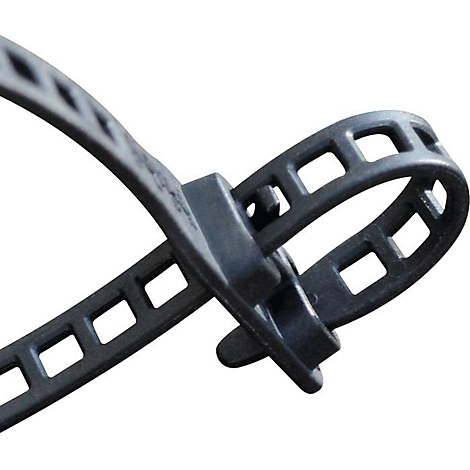 Gros plan d'une connexion de serre-câble noire. Le serre-câble a des trous carrés.