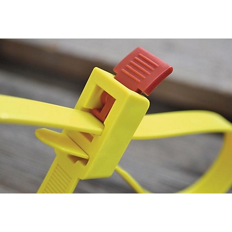 Collier de serrage jaune avec fermoir rouge. Le collier est partiellement fermé et repose sur une surface en bois.