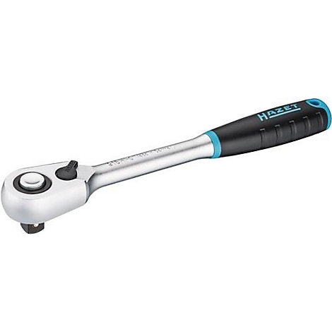 Een zilveren ratelsleutel met een zwarte handgreep en turquoise accenten, het woord "HAZET" is zichtbaar.