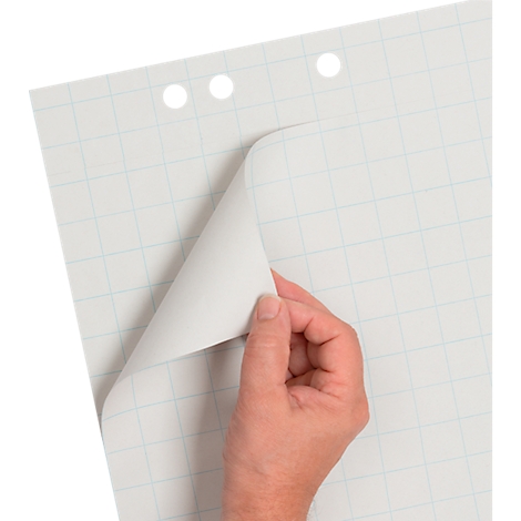 Una mano pasa la esquina de un papel de rotafolio a cuadros con perforaciones.