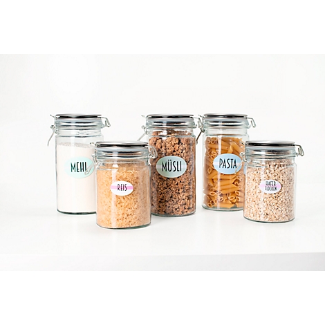 Gläser mit Lebensmitteln wie Mehl, Reis, Müsli und Nudeln beschriftet.