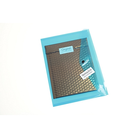 Braunes, gepolstertes Dokument in hellblauer Folie, mit Etiketten 'Original' und 'Verkauf', auf weißem Hintergrund.