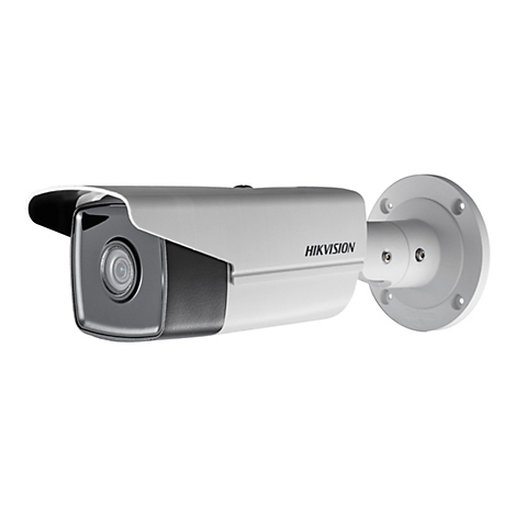 Weiße Hikvision Überwachungskamera im Bullet-Design mit Wandhalterung vor weißem Hintergrund.