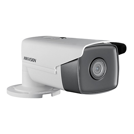 Weiße Hikvision Bullet-Überwachungskamera mit schwarzer Frontlinse und Montagehalterung auf weißem Hintergrund.