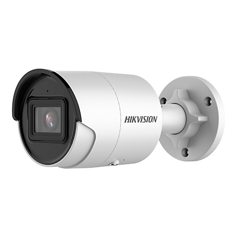 Weiße Hikvision Bullet-Überwachungskamera vor weißem Hintergrund.