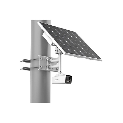 Überwachungskamera mit Solarpanel an einem Mast montiert.
