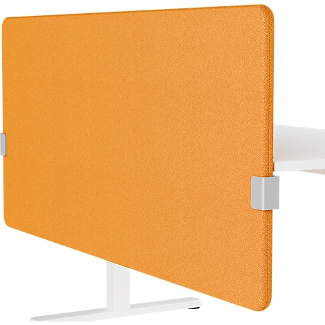 Orangefarbene Schreibtischabtrennung mit silberfarbenen Halterungen. Der Tisch und der Fuß sind weiß.