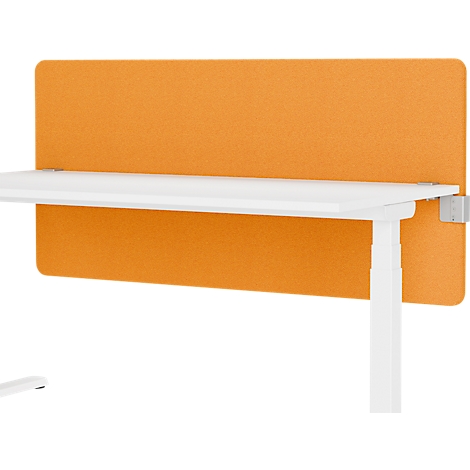 Ein weißer Schreibtisch mit einer orangefarbenen Trennwand im Hintergrund. Die Wand ist mit Metallklammern am Schreibtisch befestigt.