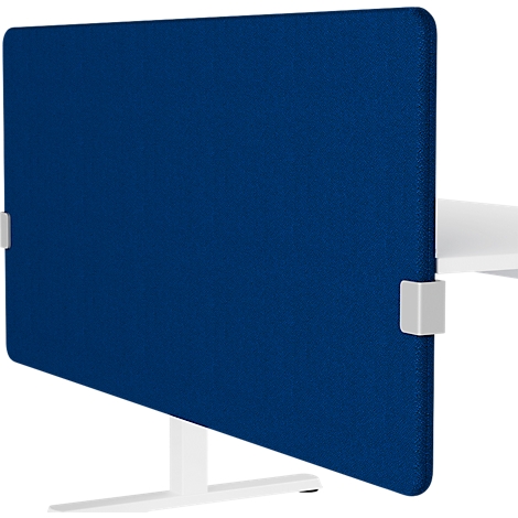 Blauer Schreibtisch Sichtschutz vor weißem Tisch. Zwei Halterungen an den Rändern befestigen die Trennwand.