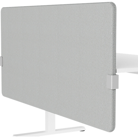 Graue Schreibtischabtrennung aus Stoff, an weißem Tisch befestigt. Das minimalistische Design ist klar und funktional.