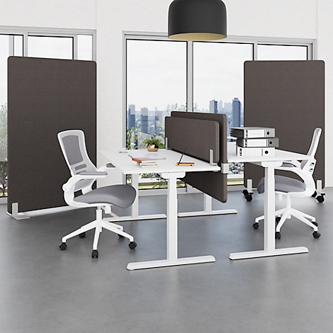 Ein Büro mit Schreibtischen, Stühlen und Trennwänden. Im Hintergrund eine Skyline.