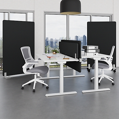 Büro mit zwei weißen Tischen, Stühlen, schwarzen Trennwänden und Blick auf eine Stadtlandschaft.