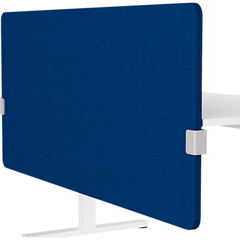 Blaue Schallschutzwand an einem weißen Schreibtisch befestigt. Die Wand ist mit weißen Klammern befestigt.