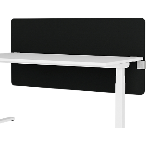 Ein weißer Schreibtisch mit schwarzem Sichtschutz. Der Tisch hat ein rechteckiges Design und wird von weißen Beinen getragen.
