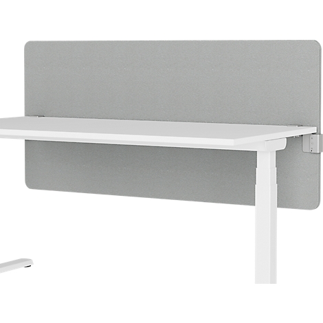 Graue Akustikwand an einem weißen Schreibtisch. Die Wand verläuft horizontal über der Tischplatte.