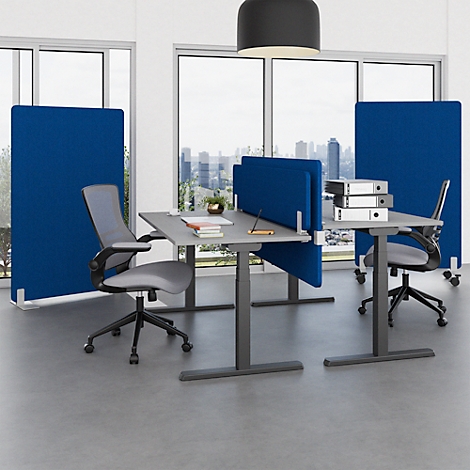 Büro mit grauem Tisch, Stühlen, blauen Trennwänden und Blick auf die Stadt.