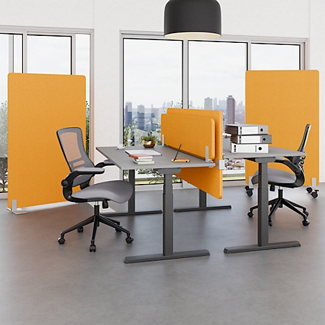 Büro mit orangefarbenen Trennwänden, grauen Schreibtischen, Stühlen und Fenster mit Stadtblick.