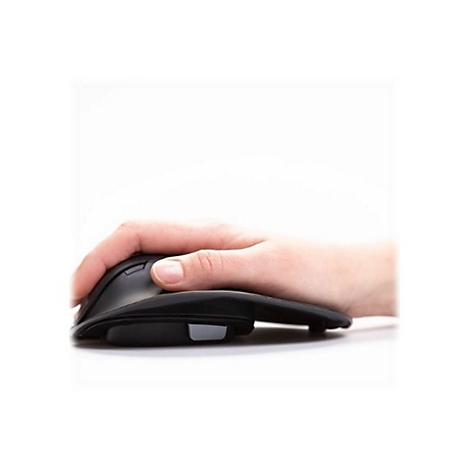Eine Hand umfasst eine ergonomische Maus in Schwarz. Der Daumen liegt auf der linken Seite, die Finger ruhen auf den Tasten.