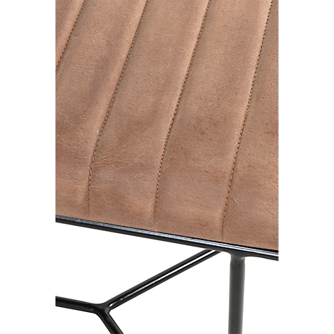 Hocker mit braunem Sitz und schwarzem Metallgestell. Abmessungen: 60x38x48cm.