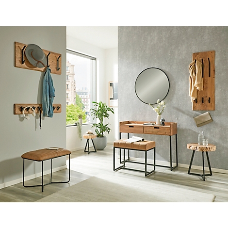 Wohnzimmer mit Hocker, Schal, Schlüssel und Schuhen. Pampasgras in blauer Vase. Wandhaken in Form eines Baumes.