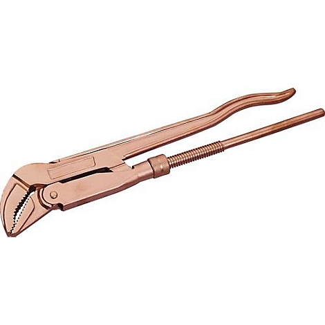Een bronzen pijpsleutel ligt op een witte achtergrond, de tanden van de tang staan op de voorgrond.