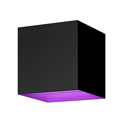 Quadratische schwarze Wandleuchte mit leuchtender violett-farbener Unterseite vor weißem Hintergrund.
