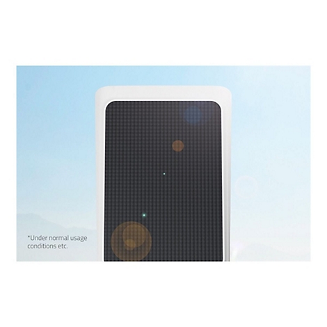 Detailansicht eines Solarpanels mit weißem Rahmen vor einem hellblauen Himmel, mit Lichtreflexionen und Hinweistext.