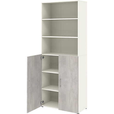Étagère blanche avec deux portes aspect béton. Étagères ouvertes en haut, armoire avec portes en bas. Les portes sont ouvertes.