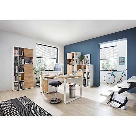 Ein modernes Büro mit Schreibtisch, Bücherregalen und einem Fahrrad. Helle Farben und klare Linien dominieren.