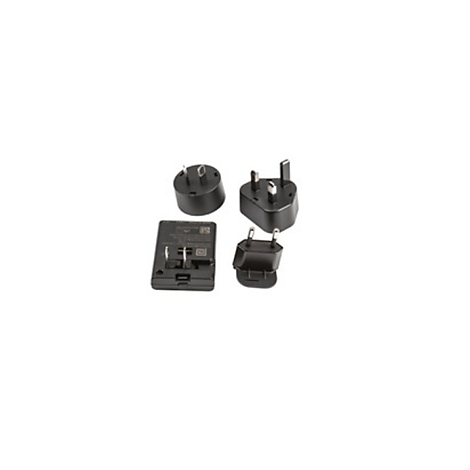 Gros plan sur quatre adaptateurs de voyage noirs, de formes et de prises variées.