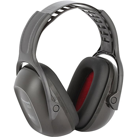 Casque antibruit gris foncé avec rembourrage intérieur rouge. Un lettrage est visible sur le casque antibruit.