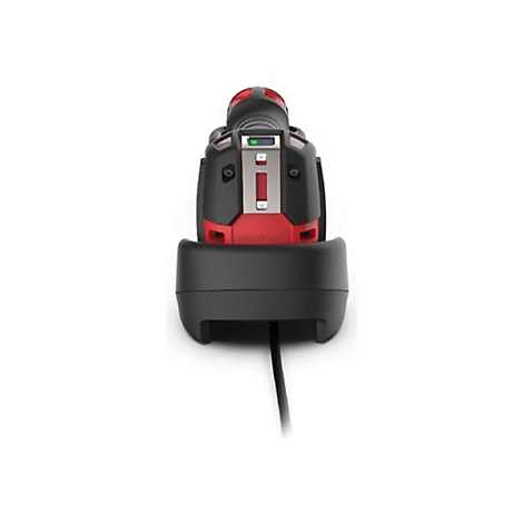 Vue arrière d'un lecteur de codes-barres rouge et noir dans une station de charge noire avec câble sur fond blanc.