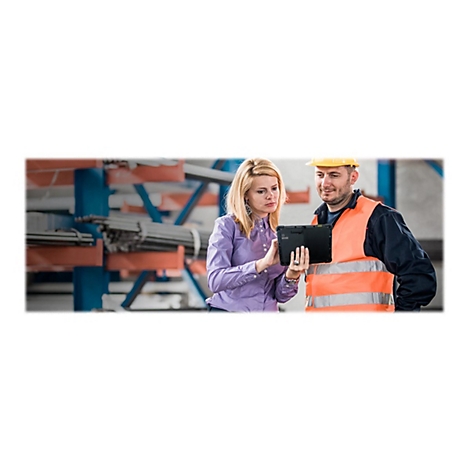 Eine Frau und ein Mann betrachten gemeinsam ein Tablet. Der Mann trägt einen Helm und eine Warnweste. Im Hintergrund sind Lagerregale.