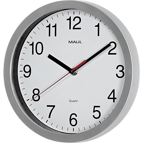 Une horloge murale argentée avec un cadran noir et une trotteuse rouge. L'horloge affiche 10h10.