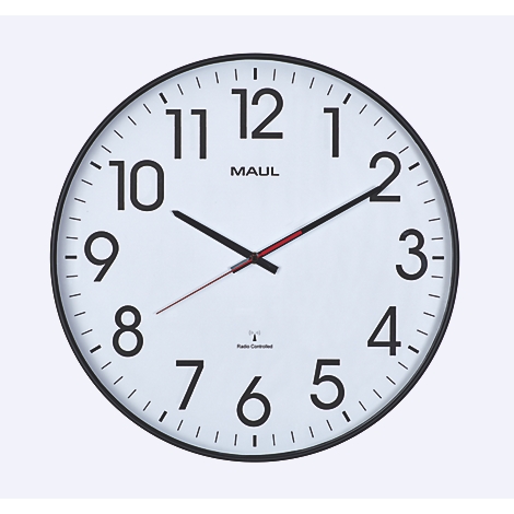 Une horloge murale noire avec un cadran blanc, indiquant "MAUL". Les aiguilles noires pointent vers presque 10h10.