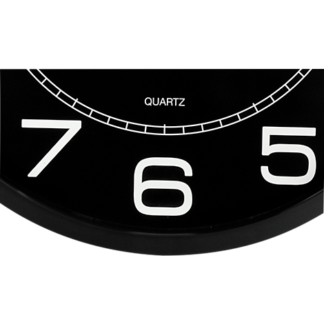 Gros plan d'une horloge noire avec des chiffres blancs. Les chiffres 7, 6 et 5 sont clairement visibles. Le mot "QUARTZ" est également présent.