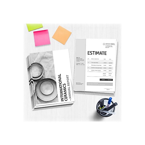 Vue de dessus : un bureau blanc avec un rapport annuel, une estimation, des pense-bÃªtes et un porte-stylo.