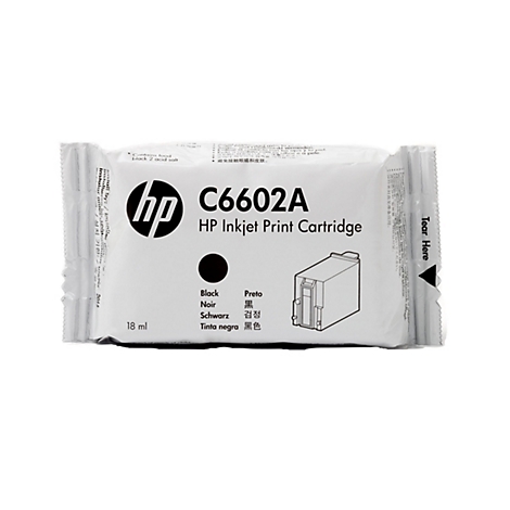 Eine schwarze HP C6602A Tintenpatrone in Folienverpackung. Der Kartuschenbeutel trägt das HP-Logo, die Produktbezeichnung und das Volumen von 18 ml.