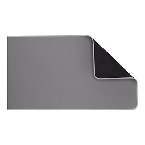 Graues Mousepad mit schwarzer Unterseite, abgerundeten Ecken und weißer Naht.