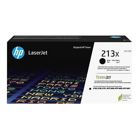Eine schwarze HP LaserJet Tonerkartusche mit Text; Hintergrund: Anzeigetafel mit Städtenamen.