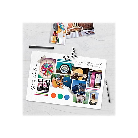 Ein Moodboard mit Fotos, Stiften und Reißzwecken auf Holzuntergrund. Der Text „Out of the Blue“ ist zu sehen.